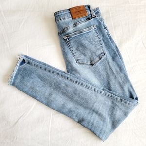 Lucky Brand Jeans Ava Legging Mid Rise Light Wash Distressed Raw Hem 8